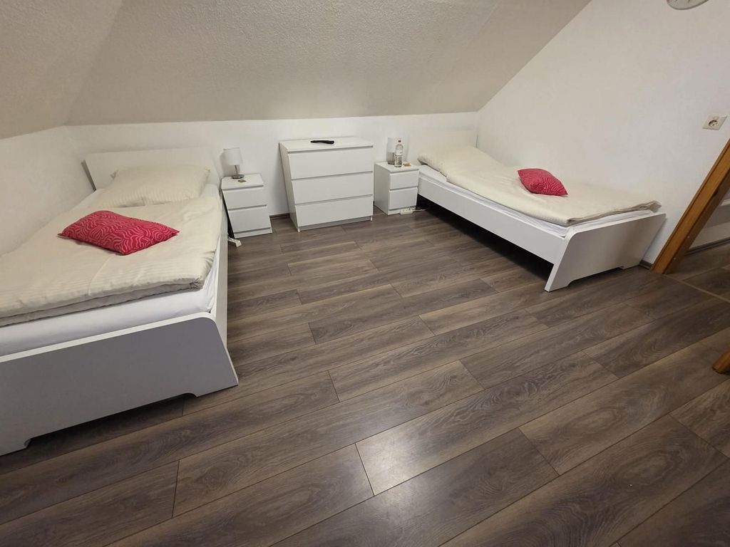 Schlafzimmer mit zwei Einzelbetten