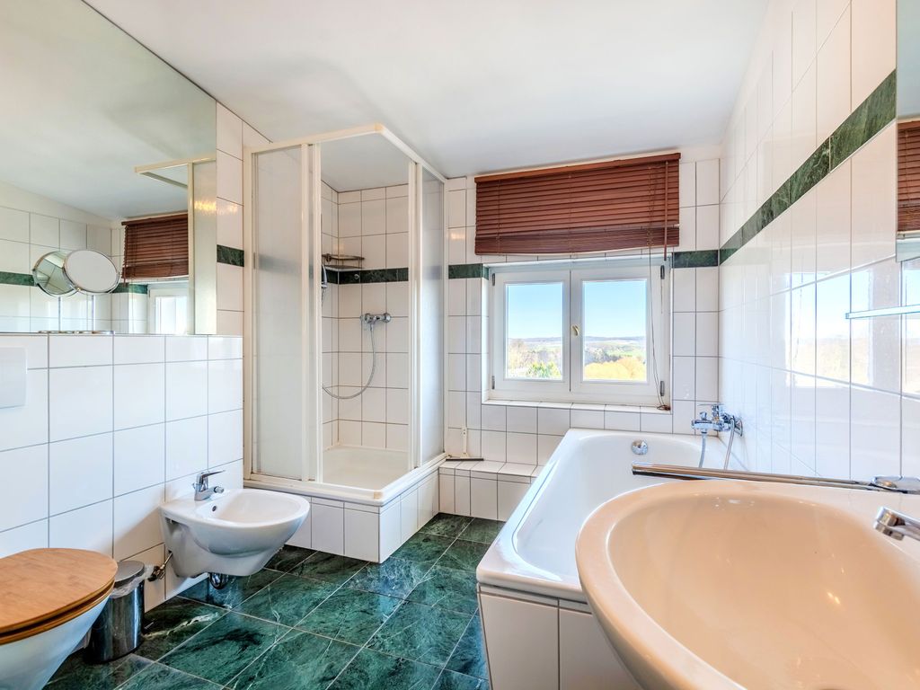 Badezimmer mit Dusche, Badewanne, Bidet und WC