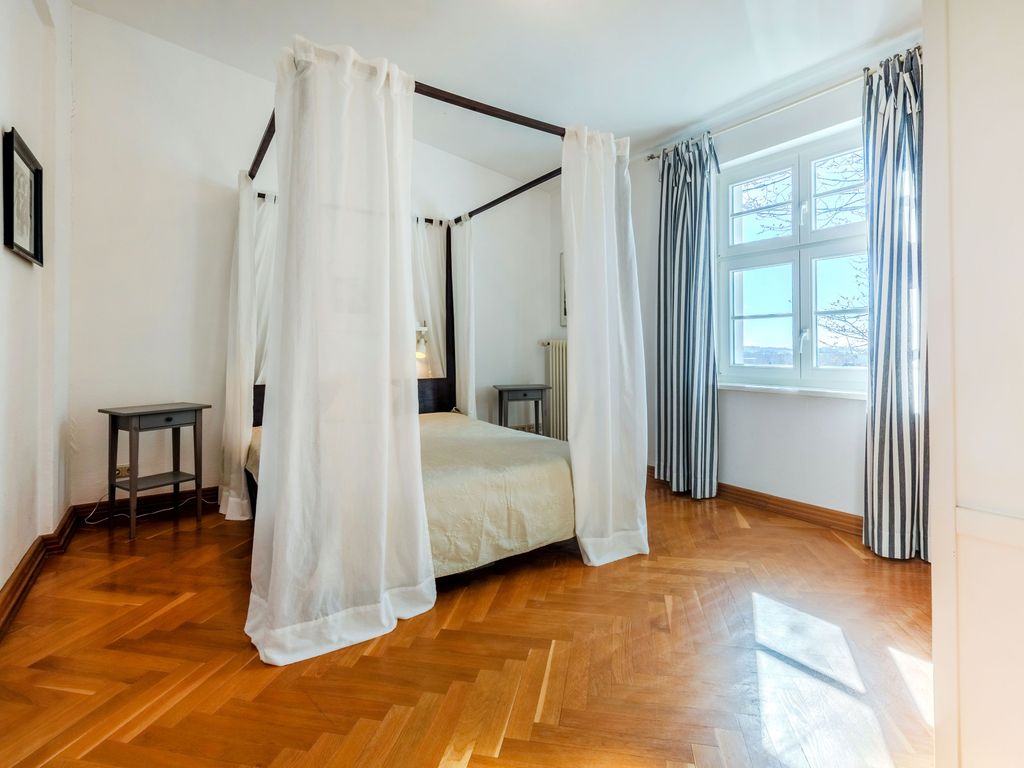 Schlafzimmer 1