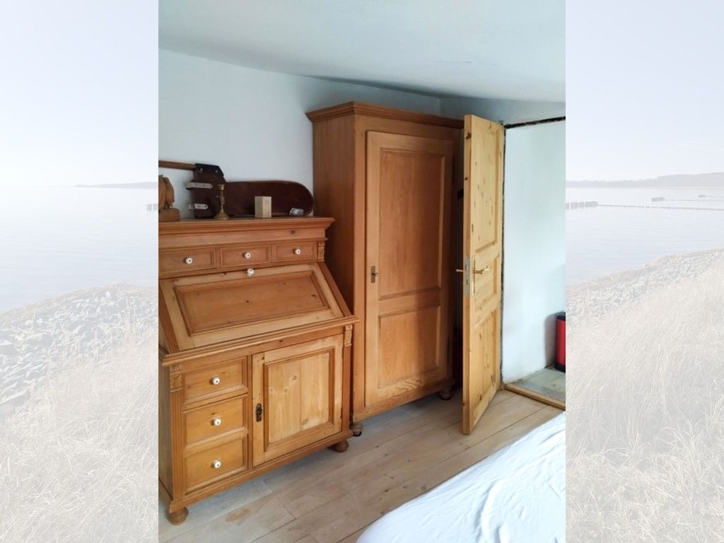 Schlafzimmer mit Schreibsekretär Kleiderschrank