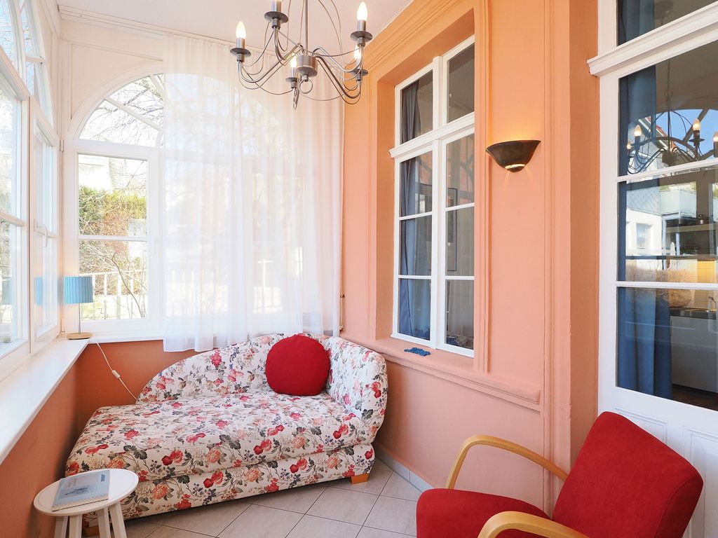 Gemütliche Veranda mit Couch zum Entspannen
