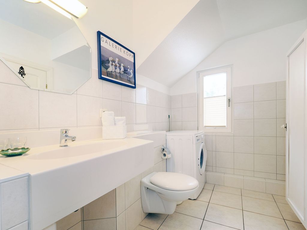 Badezimmer mit Dusche, WC und Waschmaschine für maximalen Komfort
