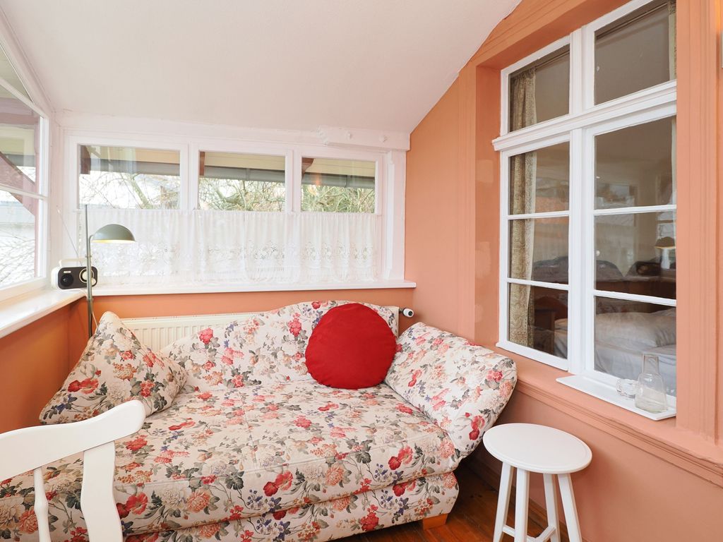 Veranda mit gemütlicher Couch zum Entspannen und Wohlfühlen