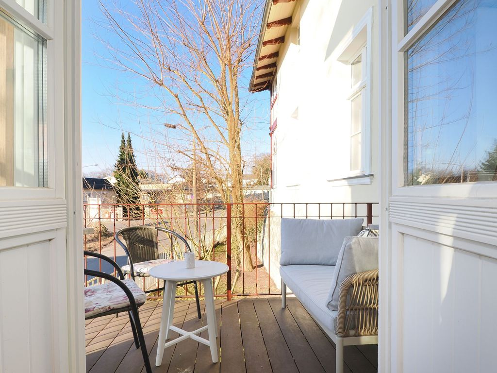 Haus Hedwig Heringsdorf – sonniger Balkon mit Sitzgruppe und Blick ins Grüne