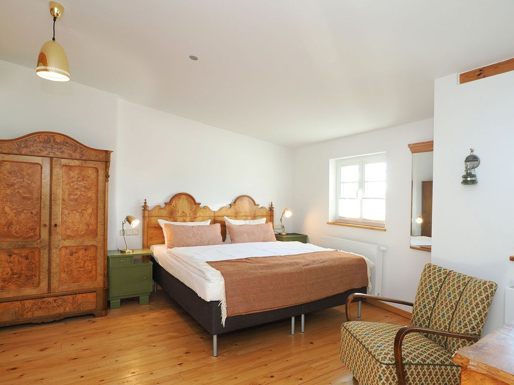 Schlafzimmer mit bequemem Doppelbett