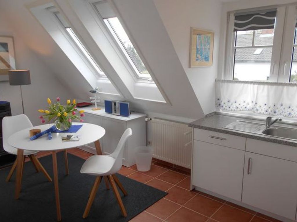 Helle Fewo mit Dachterrasse in Strandnähe
