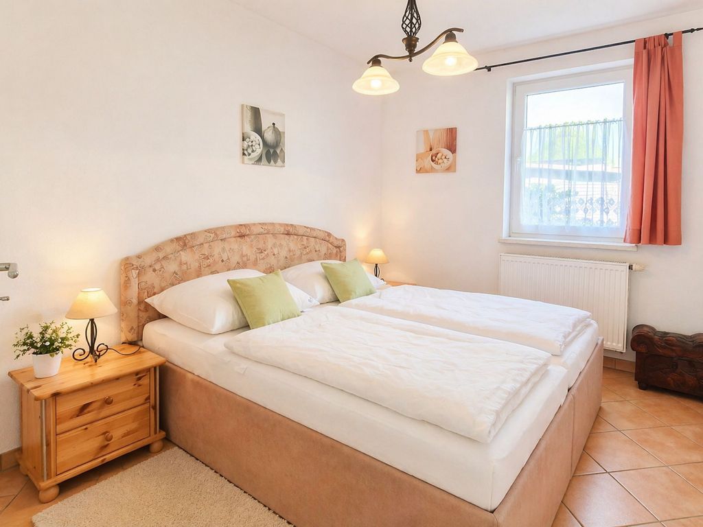 Schlafzimmer mit Doppelbett und Kleiderschrank