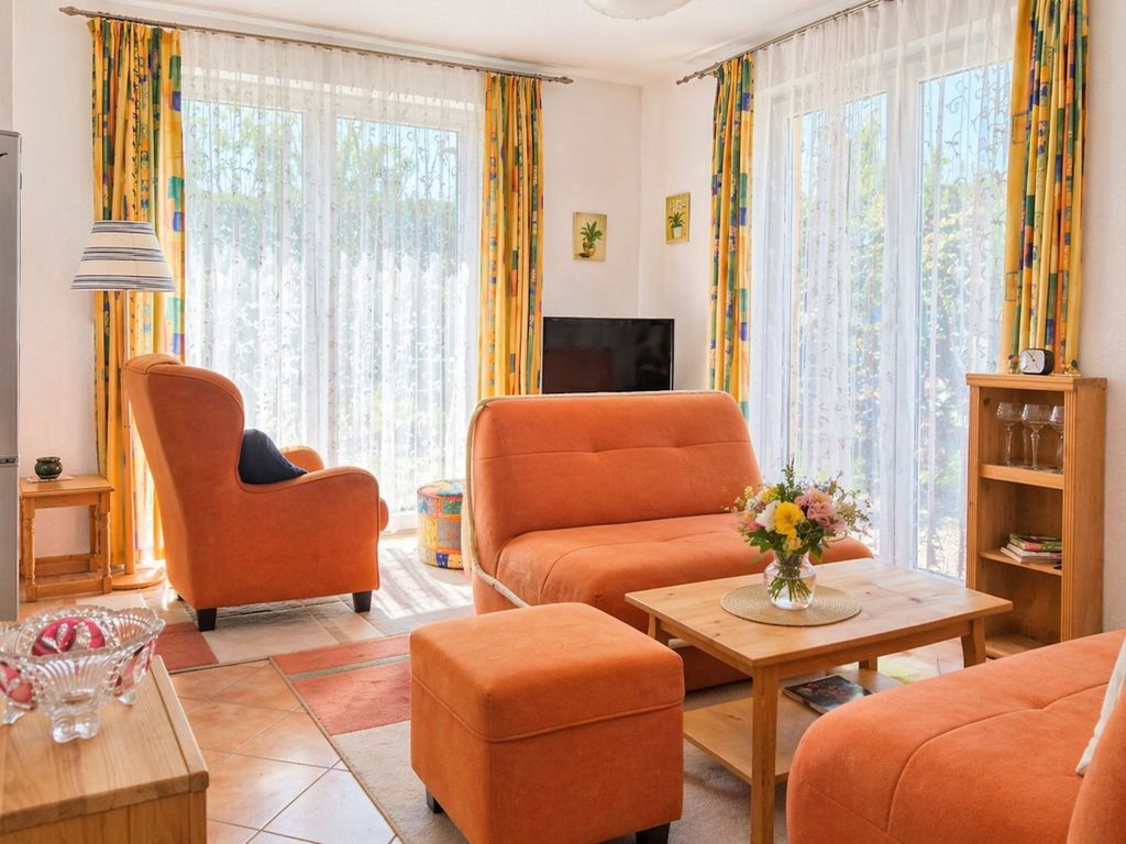 Wohnbereich mit Couchgarnitur und Flachbild TV