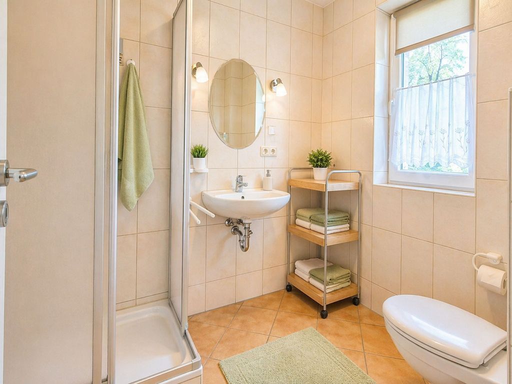 Tageslichtbad mit Dusche und WC
