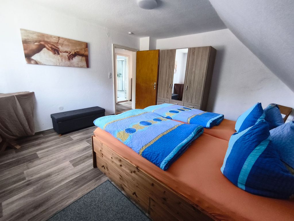 Schlafzimmer mit einem Doppelbett