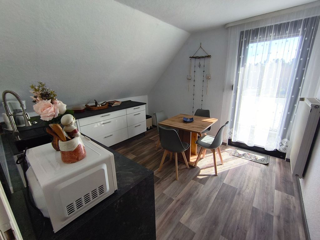 Vollausgestattete Küche mit Zugang zum Balkon