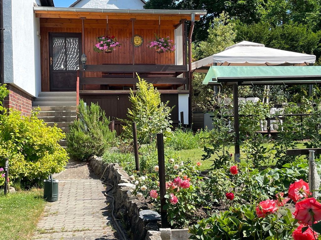 Eingang zur FW mit überdachter Balkonterrasse und daneben die mit Pavillon überdachte Freiterrasse