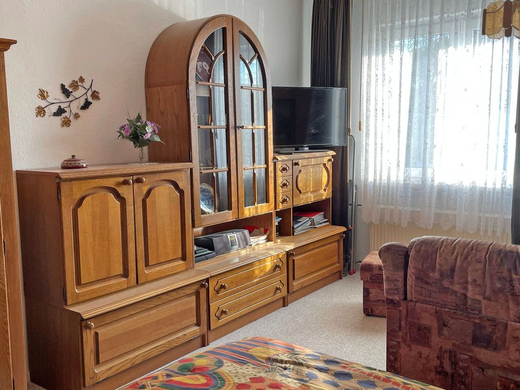 Schrankwand mit Radio und Flachbild-TV sowie Info-Material