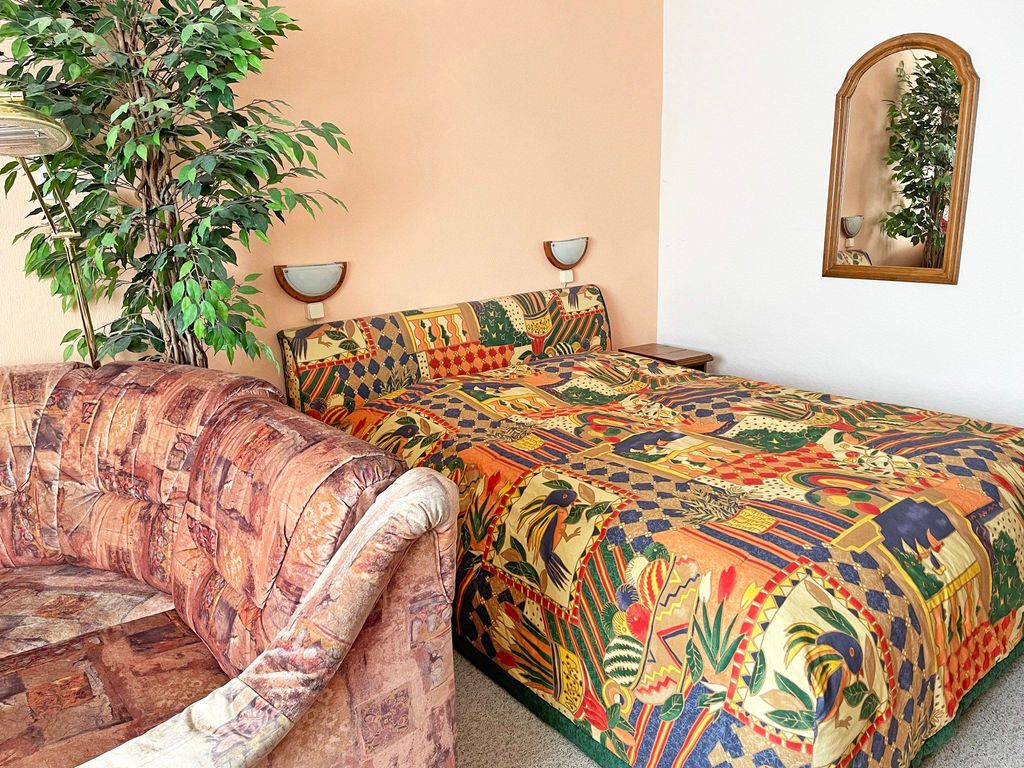 Eck-Couch und Doppelbett 1,60 m x 2 m