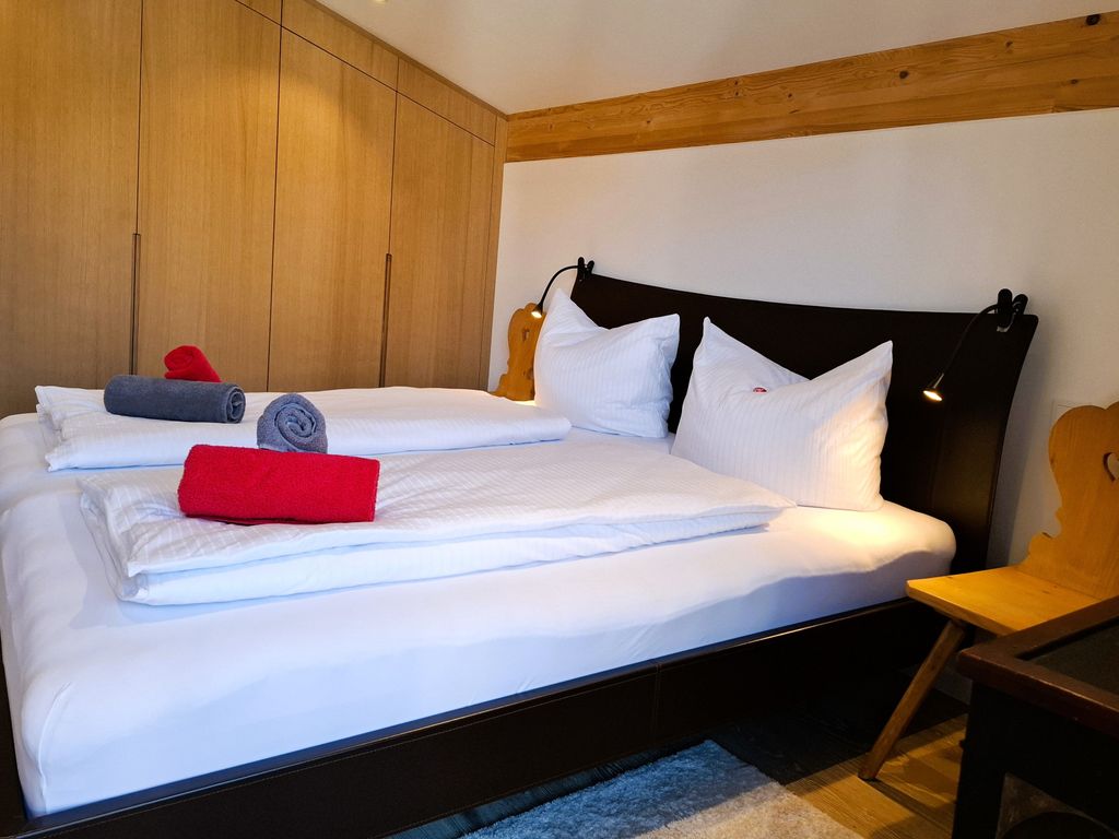 Schlafzimmer mit Kleiderschrank