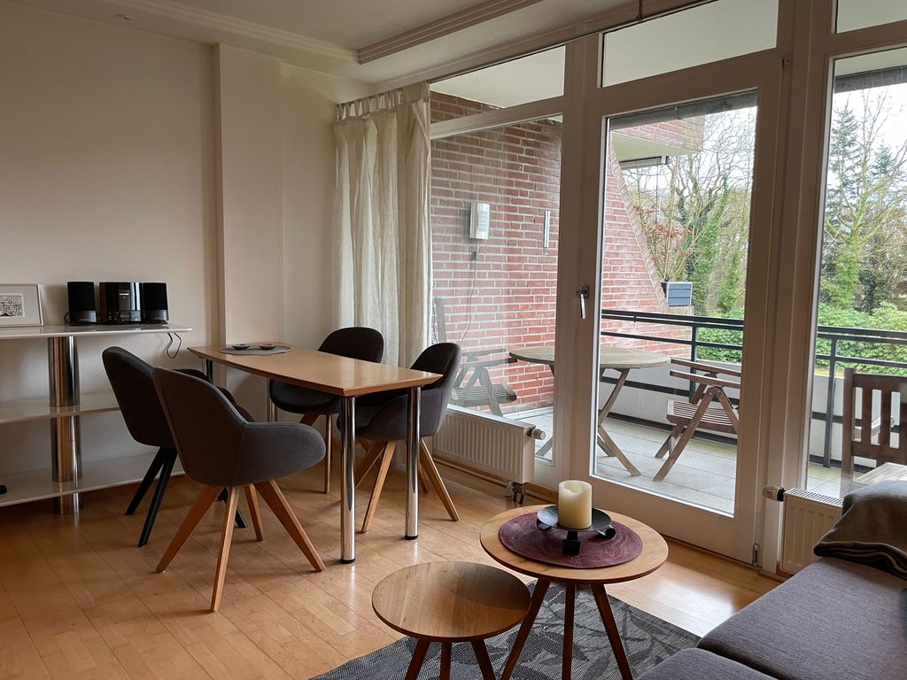 Offener Wohnbereich mit Blick auf den Balkon