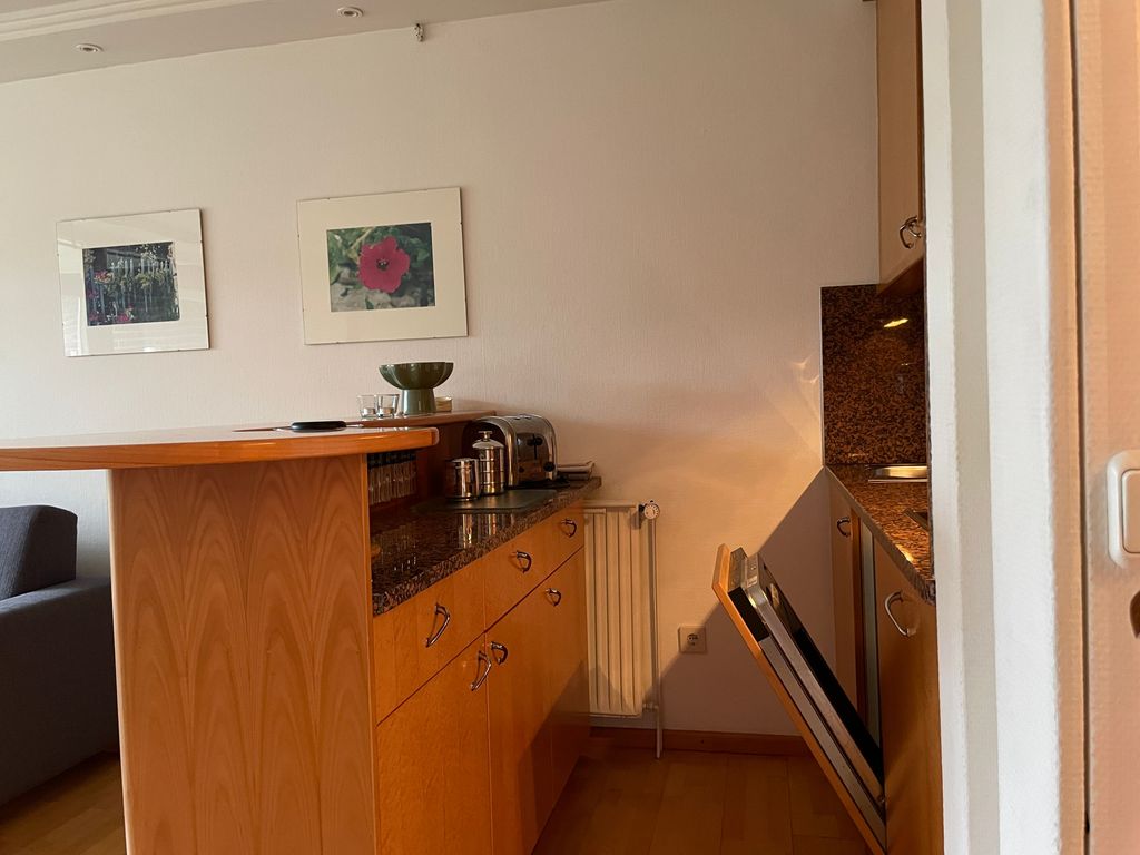 Küchenzeile mit Kühlschrank, Toaster, Kaffeemaschine und Wasserkocher