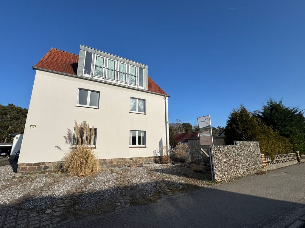 Vorderansicht des Ferienhauses Seewind in Karlshagen mit vier Ferienwohnungen und hauseigenen Parkplätzen  zentral im Ortskern, nahe Restaurants, Einkaufsmöglichkeiten und dem Ostseestrand.