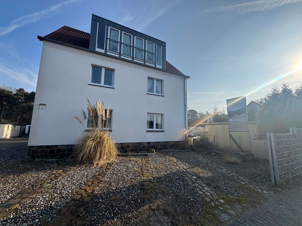 Vorderansicht mit Parkplätzen - Ferienhaus Seewind in Karlshagen, zentrale Lage
