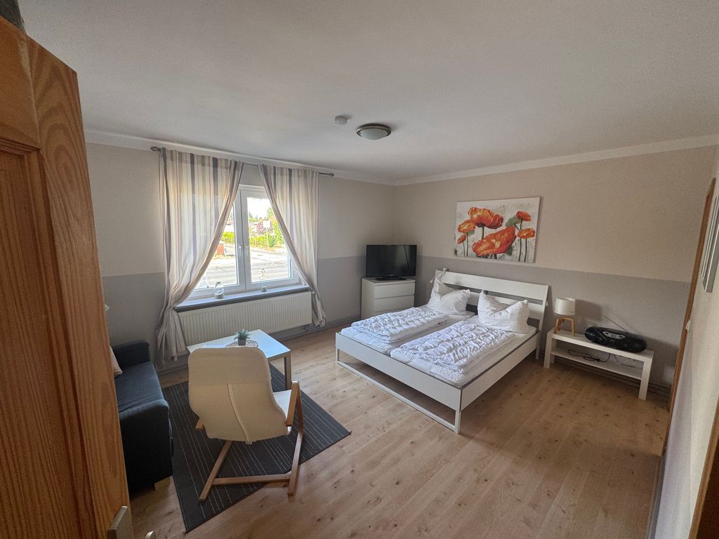 Freundlich eingerichtetes Schlafzimmer mit bequemem Doppelbett für erholsame Nächte während des Ostseeurlaubs im Ferienhaus Seewind in Karlshagen auf Usedom.