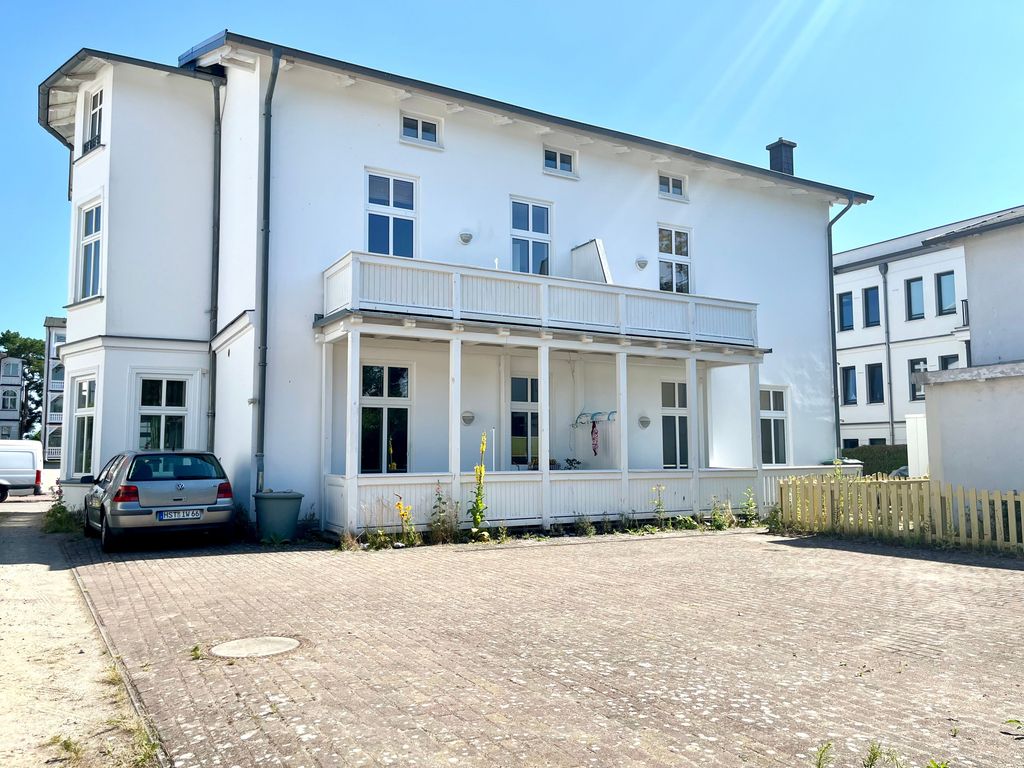 Rückansicht vom Haus Lottum mit Parkplätzen