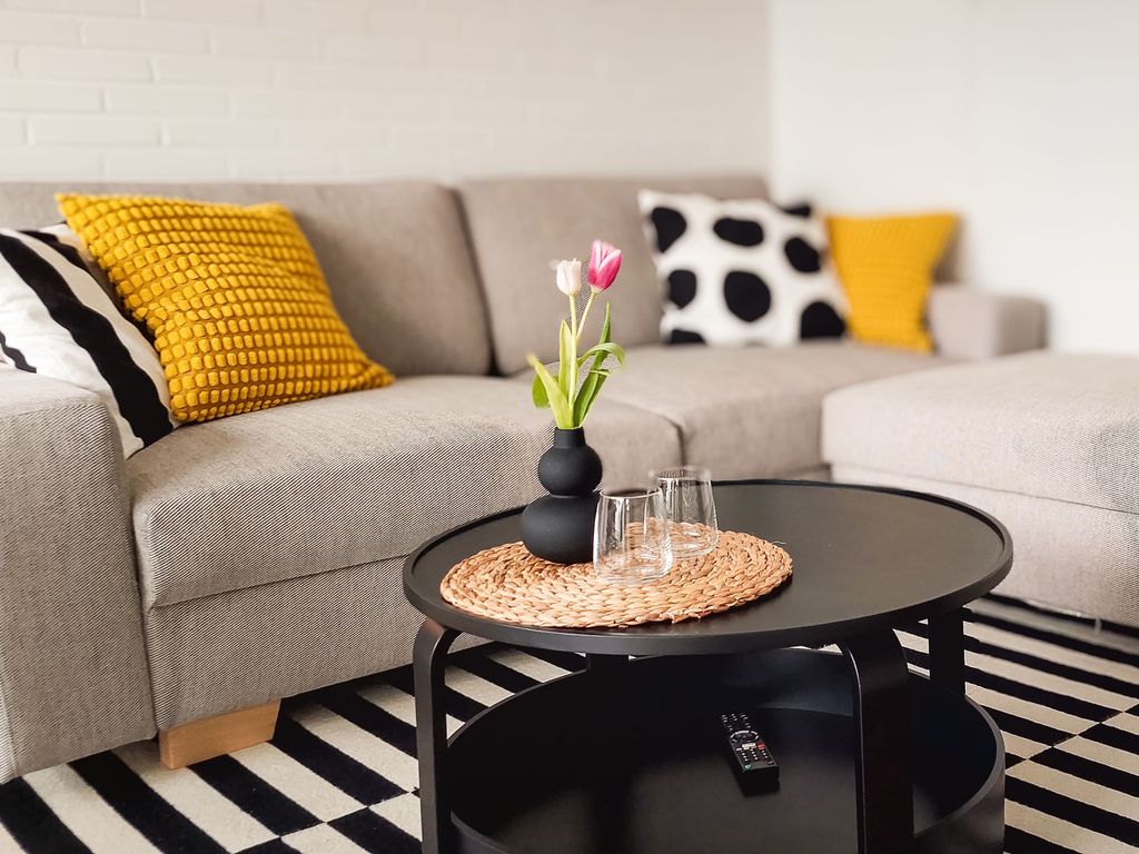 Ein gemütliches Sofa im offenen Wohn-Essbereich.