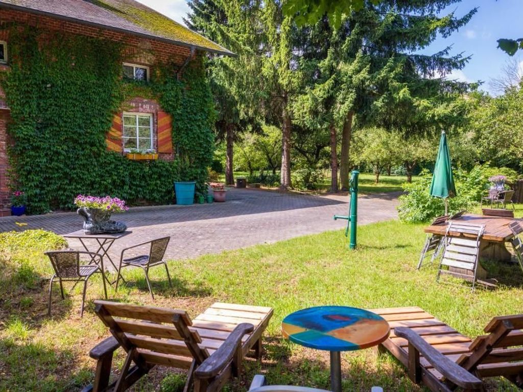 Großer Garten mit Liegewiese