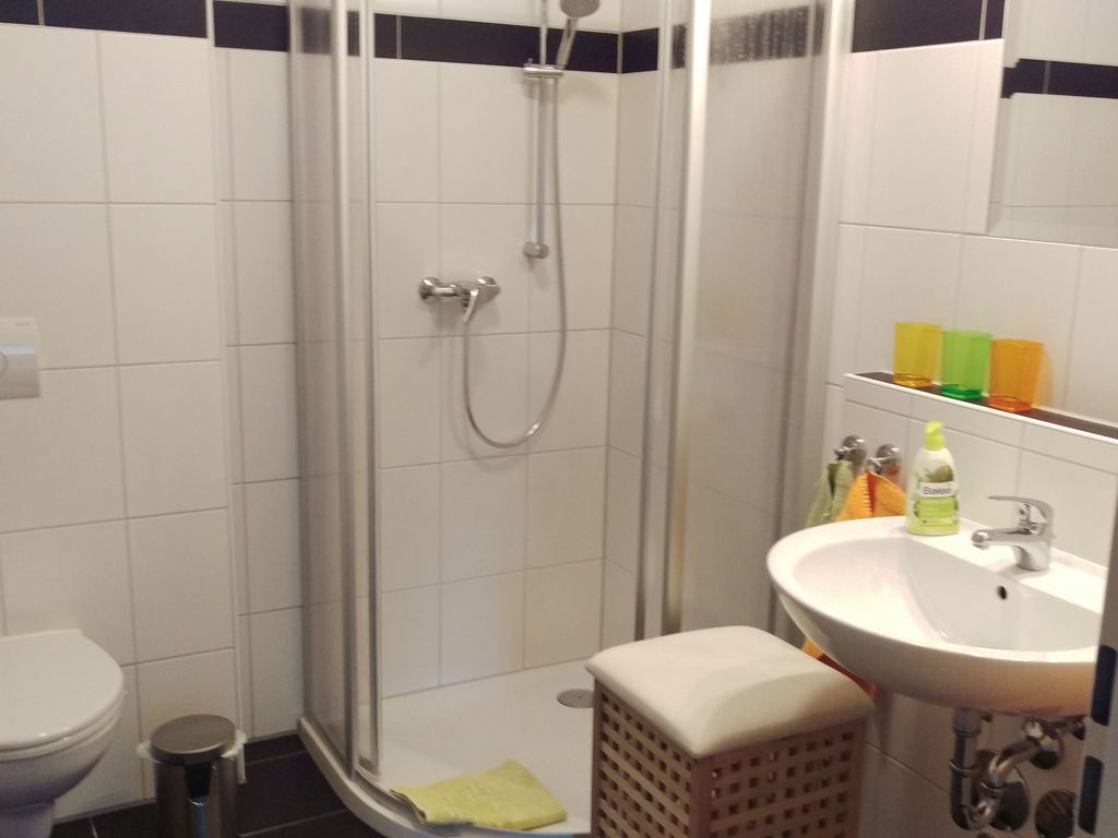 Bad mit Dusche und WC