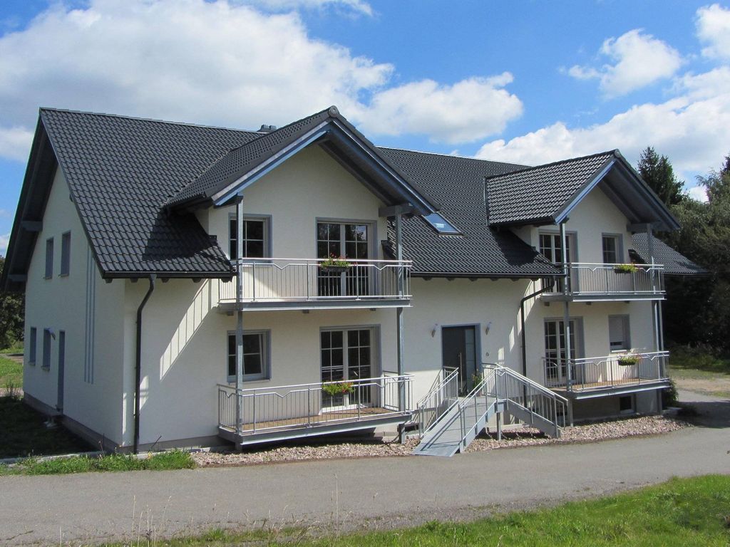 Hauseingang mit Zufahrt zum Parkplatz
