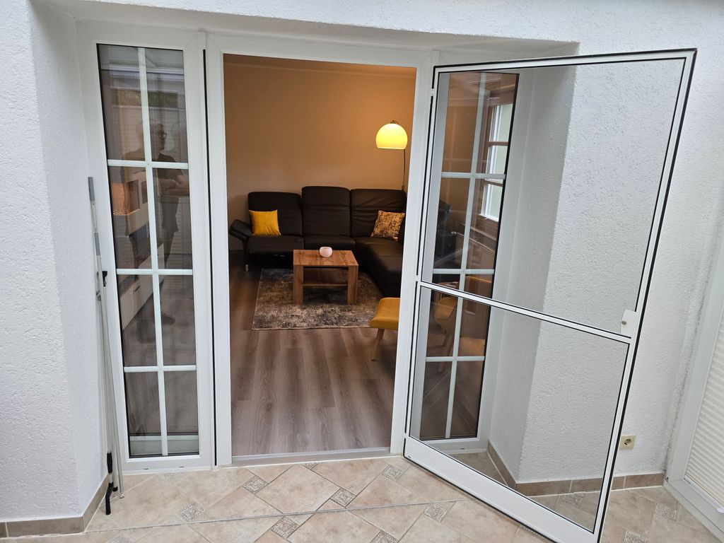 Blick vom Wintergarten in den Wohnraum