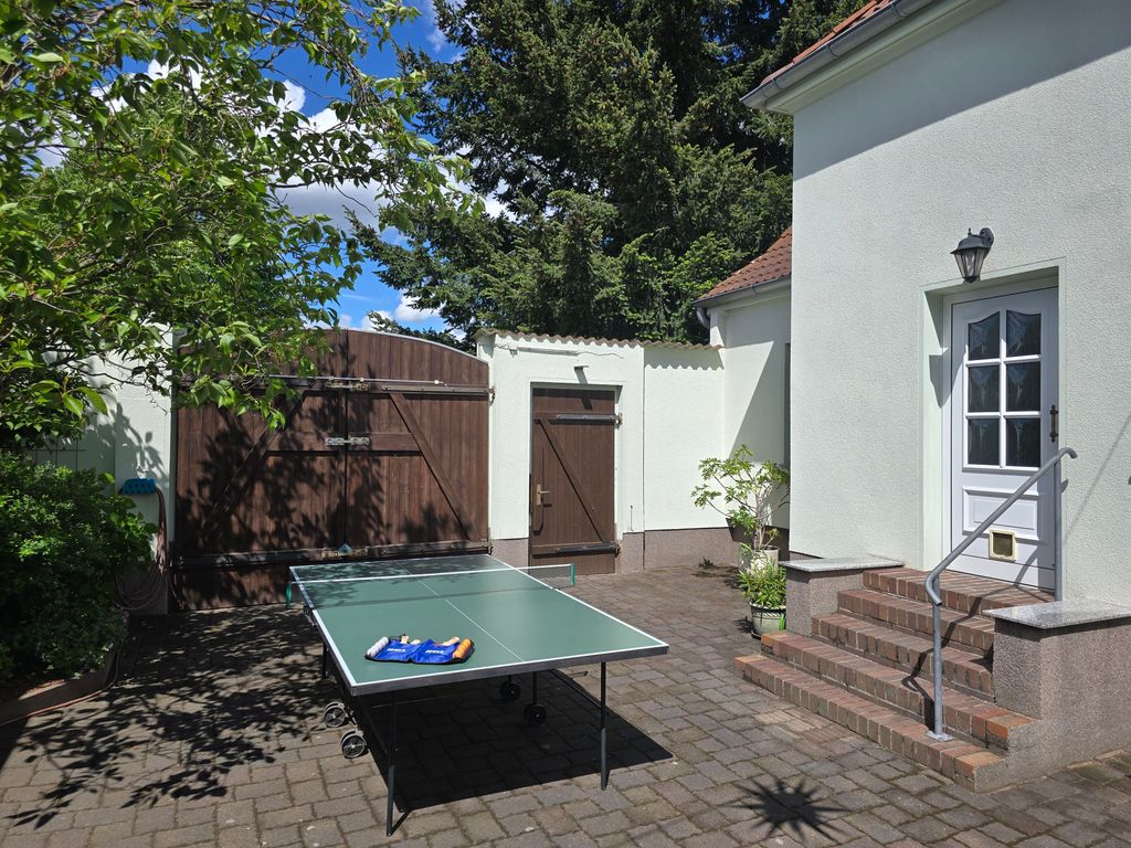Innenhof mit Tischtennisplatte