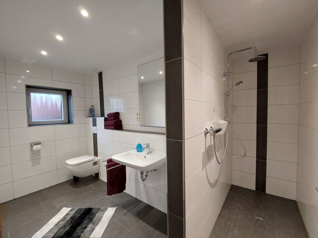 Badezimmer mit ebenerdiger Duche und WC