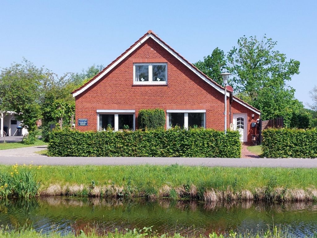 Aussenansicht mit Fehnkanal vor dem Haus
