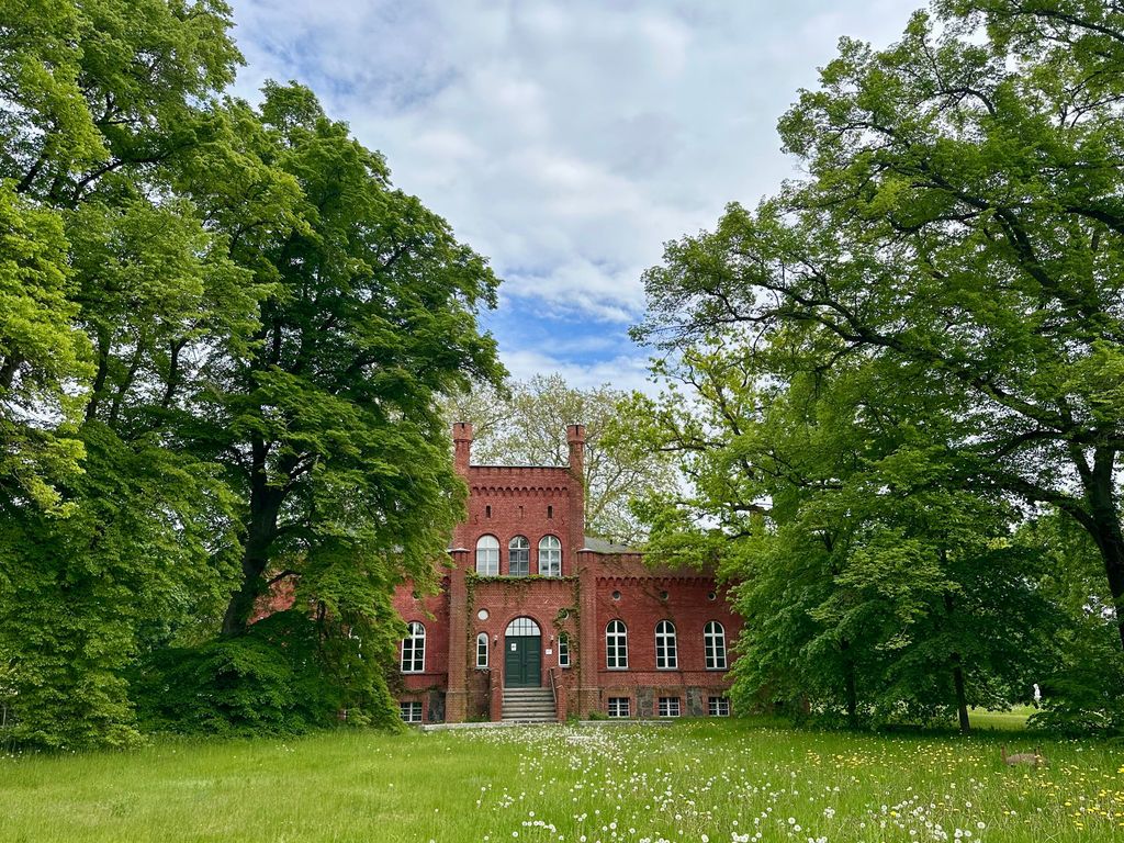 Park vor dem Eingang