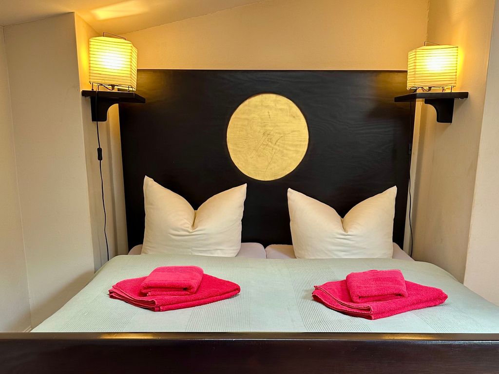 Doppelbett unter dem Sternenhimmel