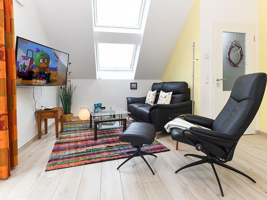 Wohnzimmer mit integriertem Küchen- und Essbereich