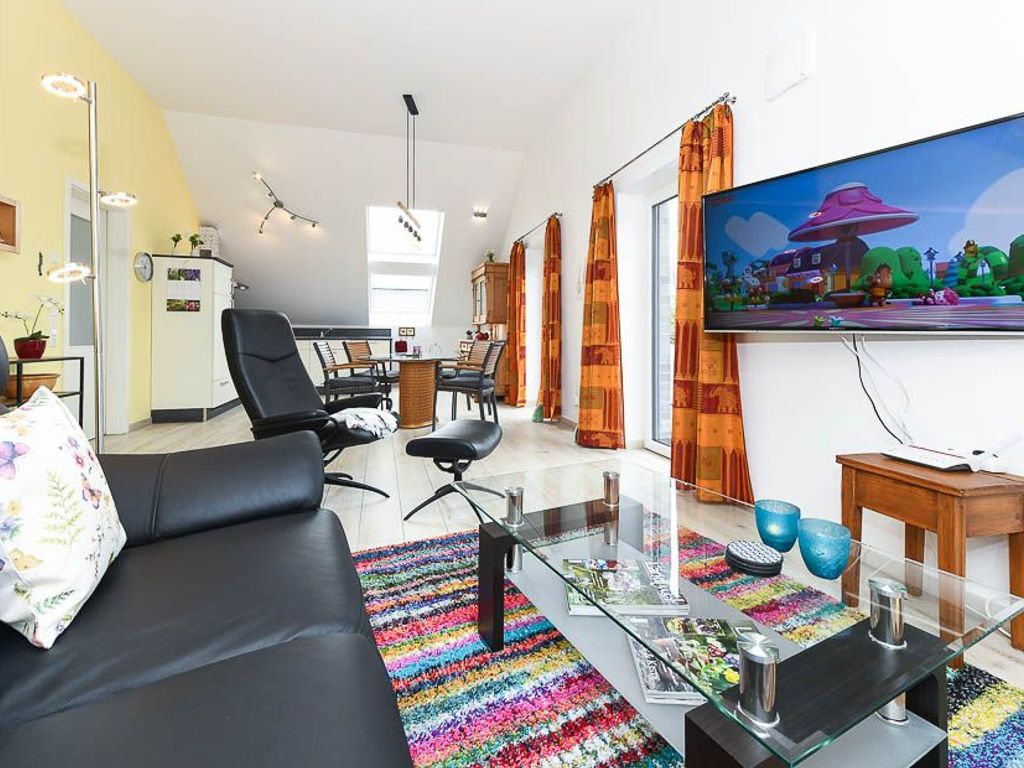 Wohnzimmer mit integriertem Küchen- und Essbereich