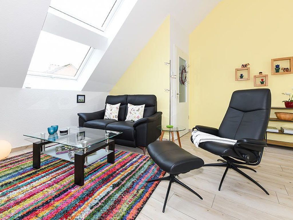 Wohnzimmer mit integriertem Küchen- und Essbereich