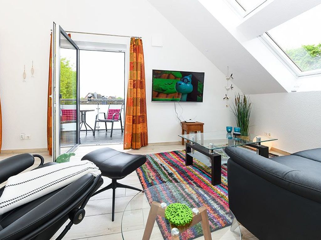 Wohnzimmer mit integriertem Küchen- und Essbereich