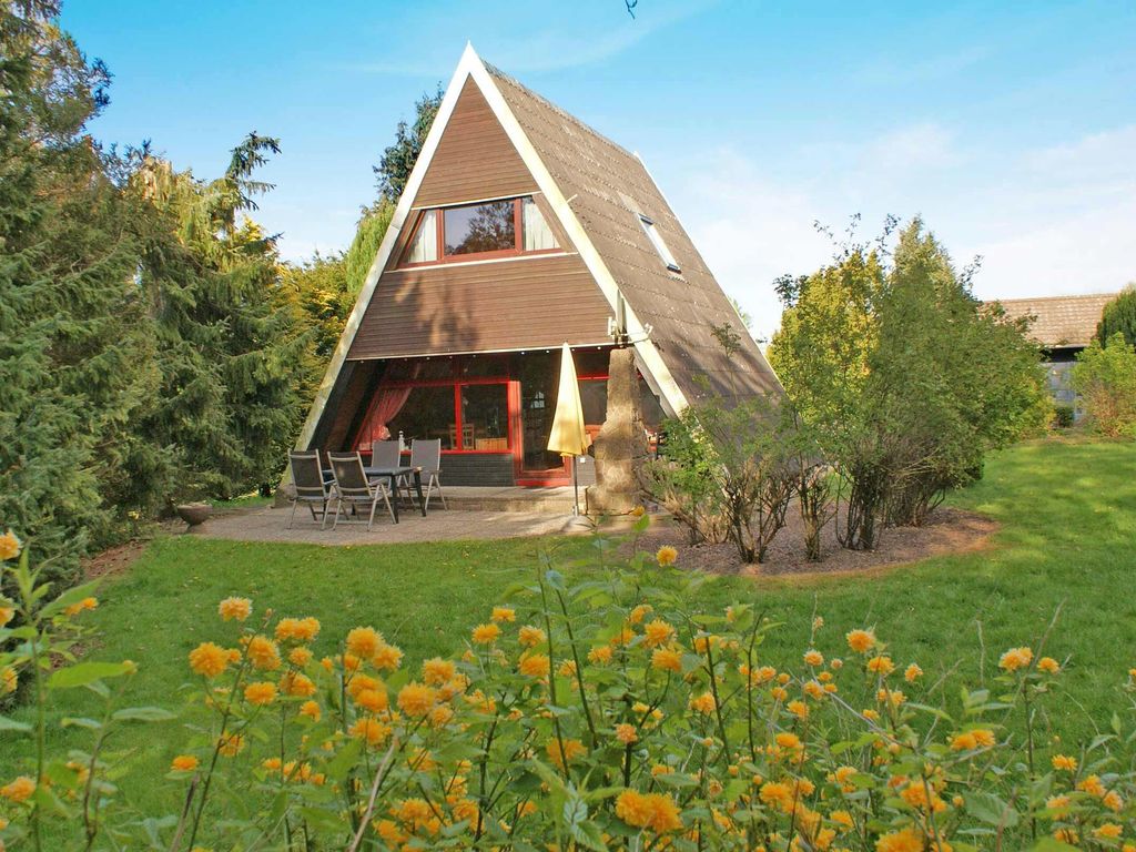 Zeltdachhaus mit Terrasse und grossem Grundstück