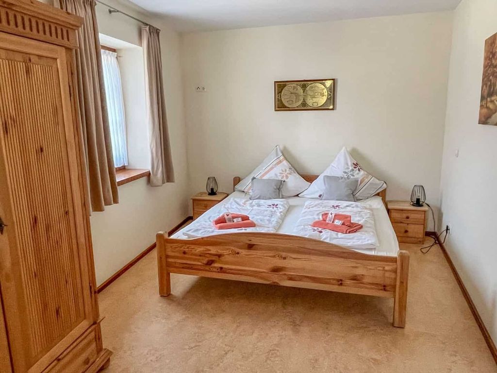 Schlafzimmer mit Doppelbett und Einzelbett