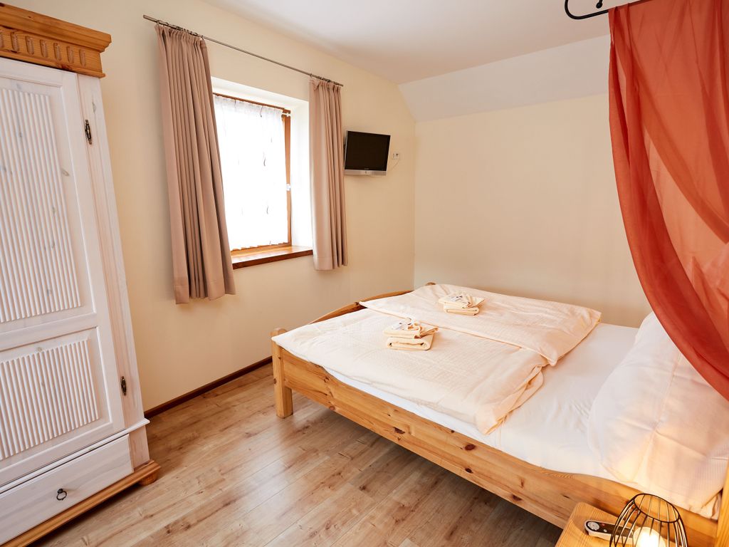 Schlafzimmer mit Doppelbett und Einzelbett
