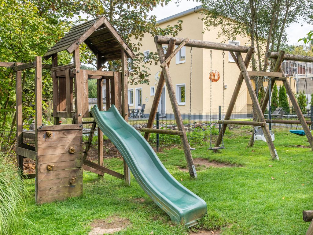 Gartenanlage mit Spielplatz