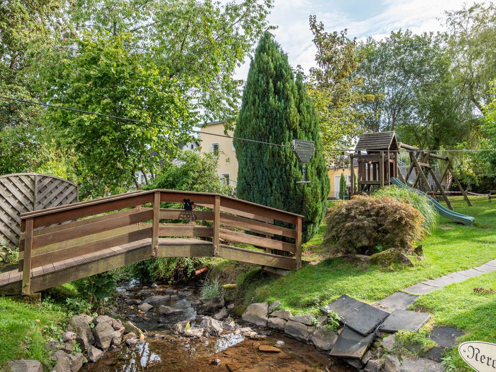 Gartenanlage mit Spielplatz