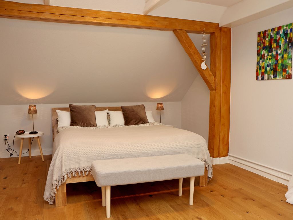 Schlafzimmer mit großem französischen Bett