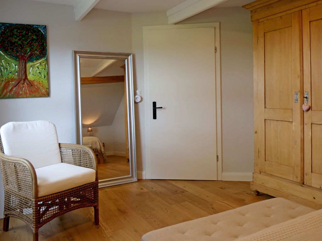 Schlafzimmer mit großem französischen Bett
