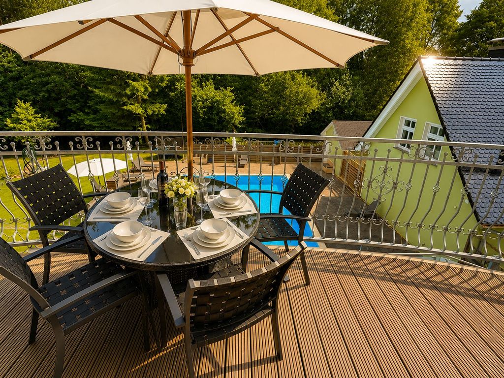 Balkon mit Blick zum Pool