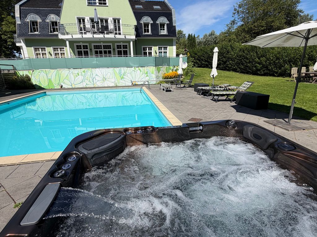 Großer Pool und Whirlpool