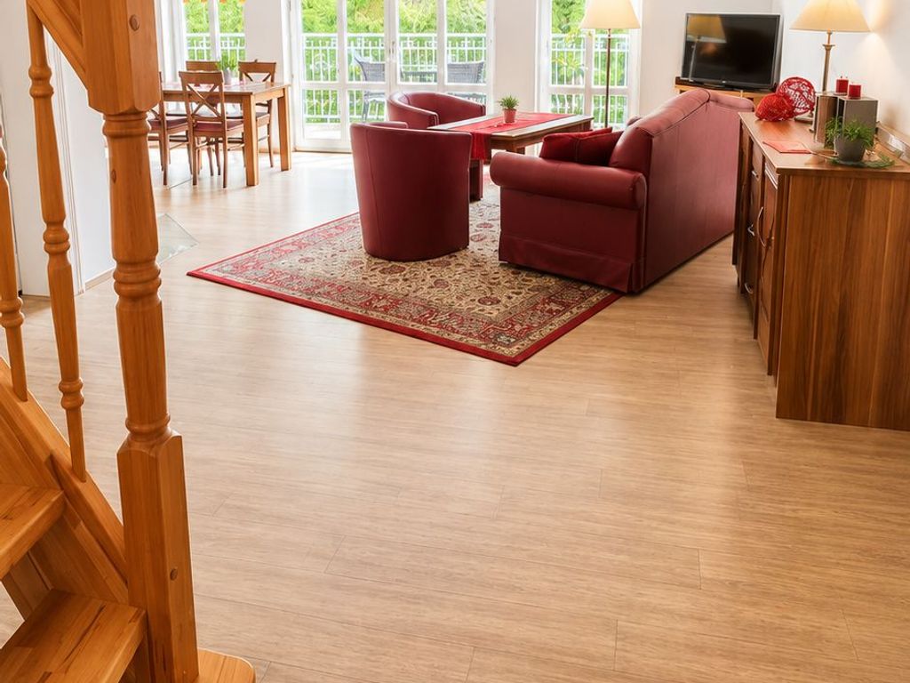 Wohnzimmer mit Treppe zu den Schlafzimmern