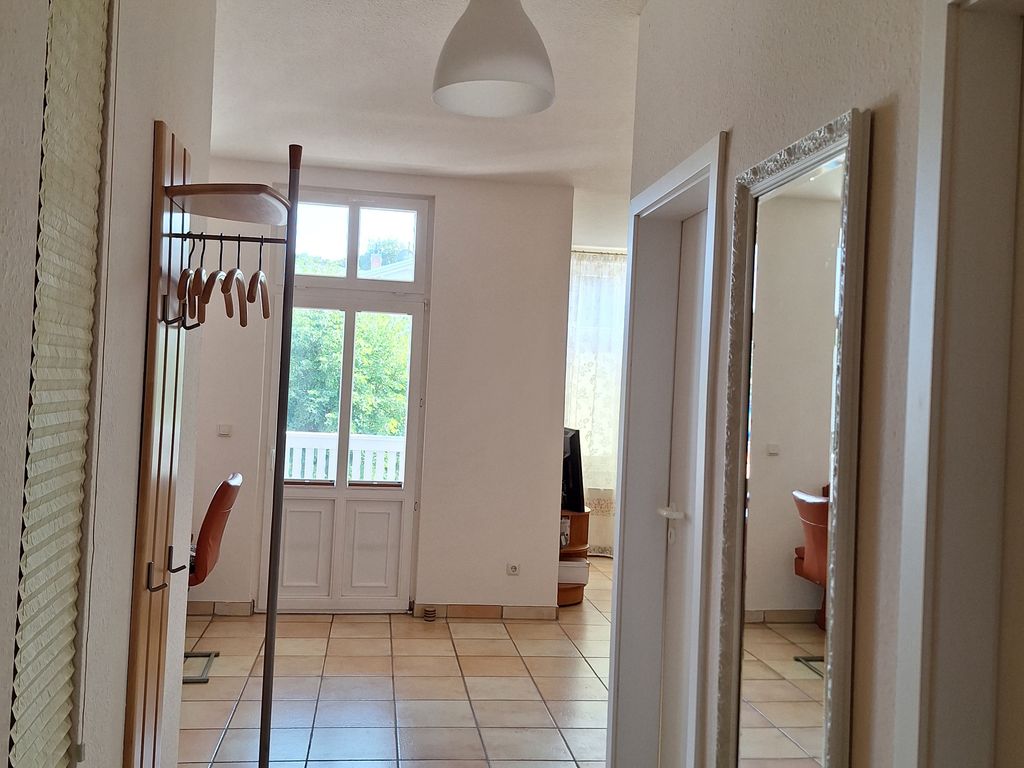 Flur mit Blick in den Wohn- Essbereich und Balkon Kurstraße